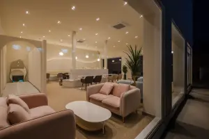 부드러운 곡선과 핑크톤이 어우러진 로맨틱 카페 인테리어